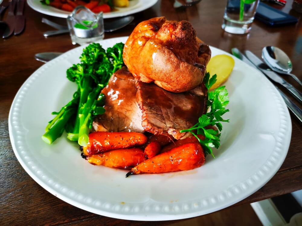 周日烤肉搭配约克郡布丁(Sunday Roast with Yorkshire Pudding)