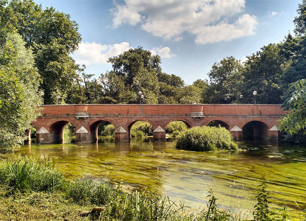 莱瑟黑德(Leatherhead)